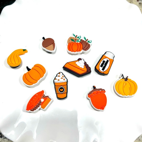 CROCS Accessories - CROCS CHARMS JIBBITS 10 PIECE PUMPKIN SPICE HOLIDAY SET